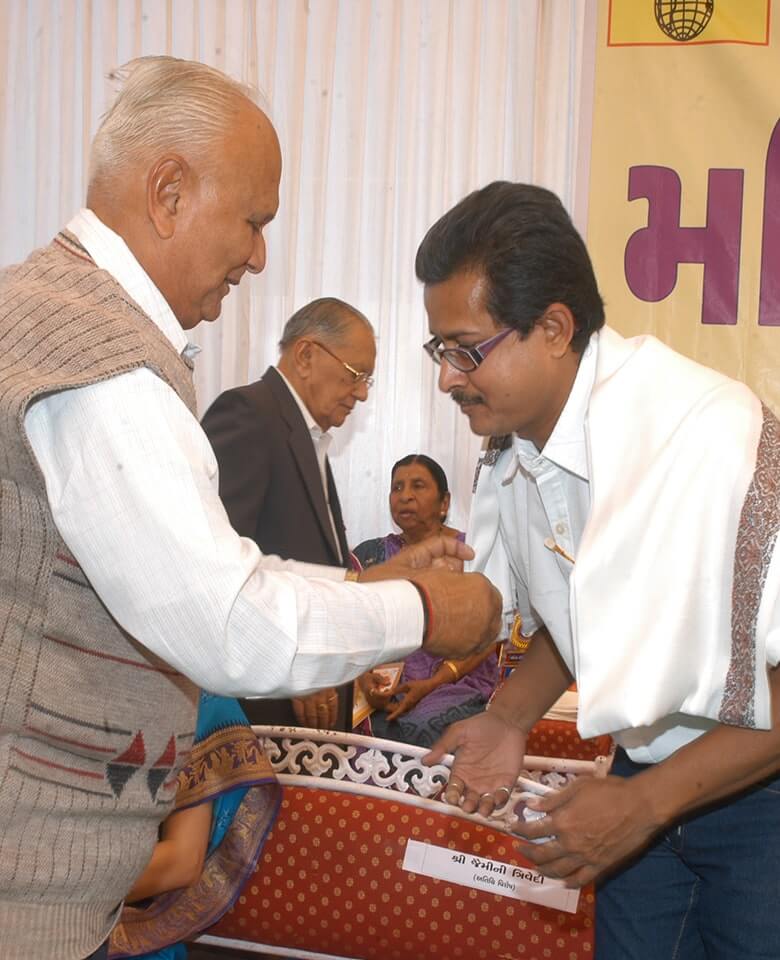 home_dinesh_desai_about2