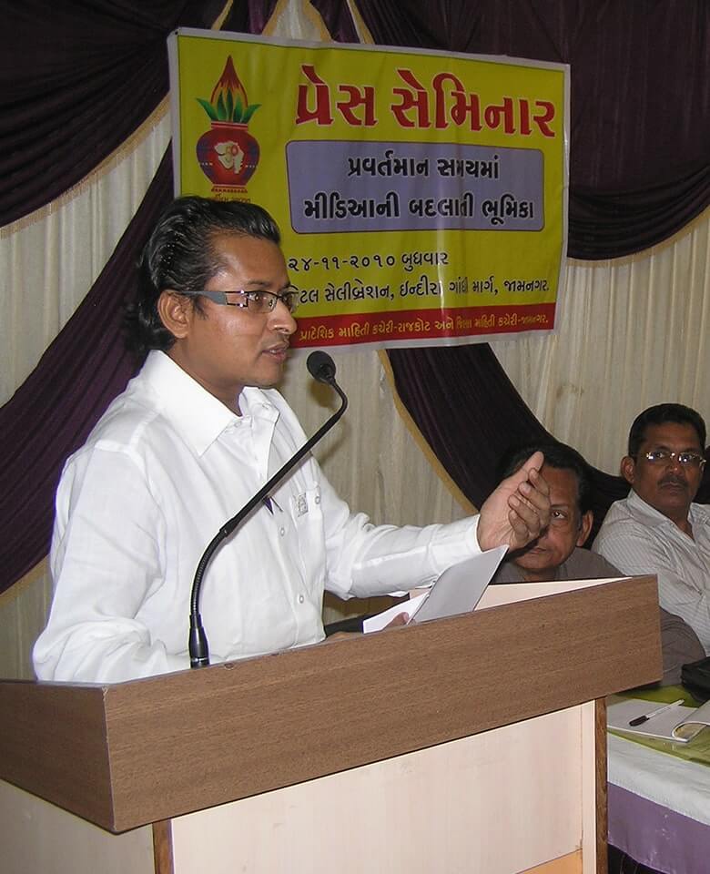 home_dinesh_desai_about3